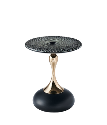 Zijde tafel met metalen meubels