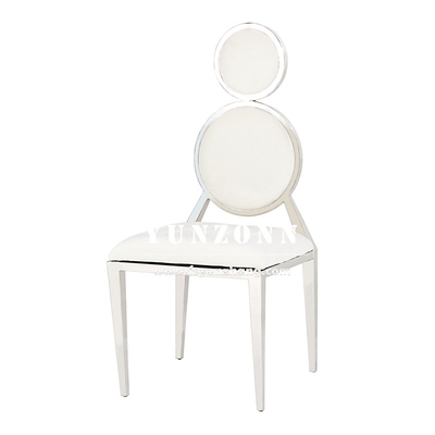 Elegante banketstoelen van fluweel met gouden accenten