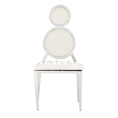 Elegante banketstoelen van fluweel met gouden accenten