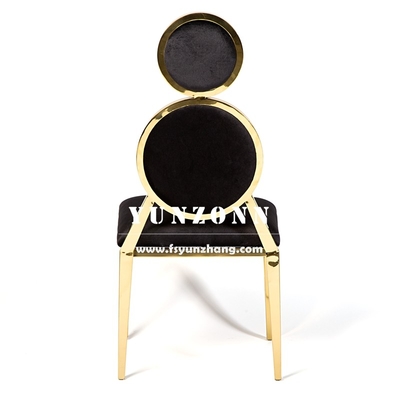 Elegante banketstoelen van fluweel met gouden accenten