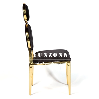 Elegante banketstoelen van fluweel met gouden accenten