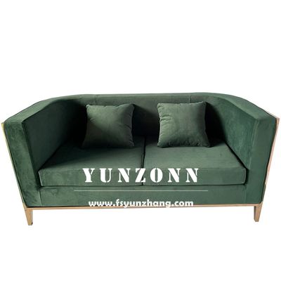 Mid-Century Modern Loveseat met roestvrijstalen frame en fluwelen bekleding voor een luxe woonkamer