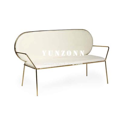 Minimalistische Witte Fluwelen Armsofa met Gouden Frame Leer zacht kussen voor bruid en bruidegom Huwelijks podium voor evenementen Banketten